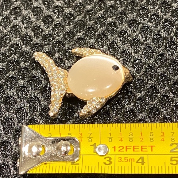 Gold Tone Jelly Belly Clear Rhinestones Fish Brooch Pin Unisex - Picture 9 of 9